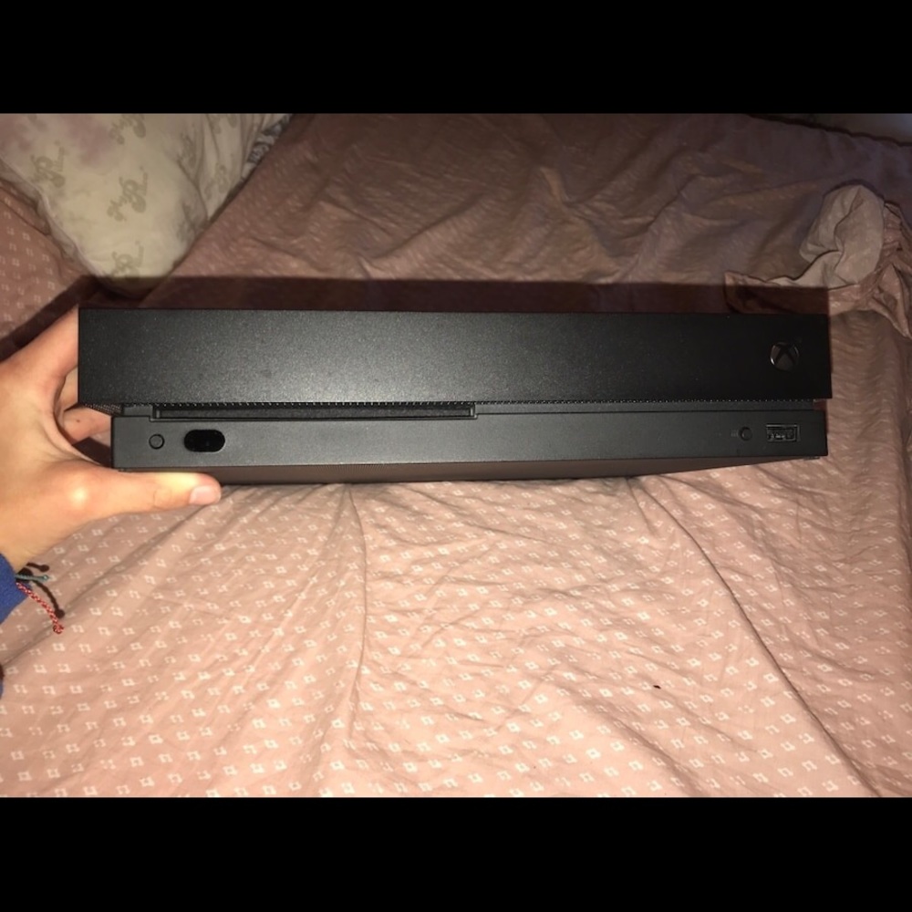 Xbox One X - image 2